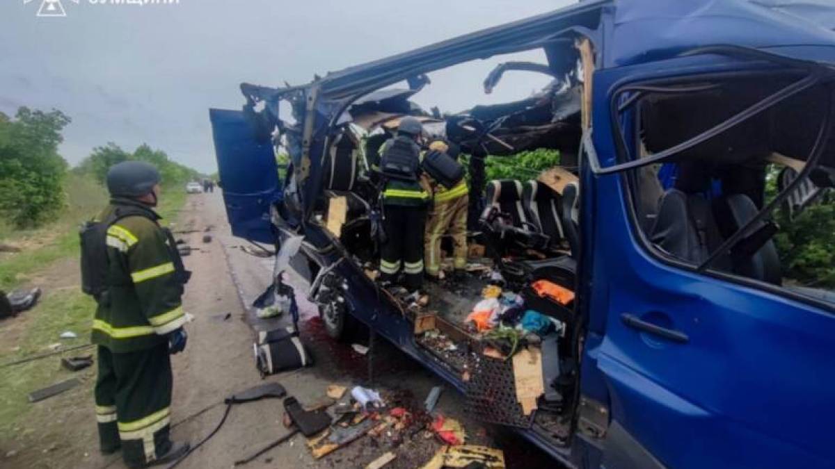 Удар по автобусу на Сумщині: дев’ятеро загиблих, кількість постраждалих зросла до семи — ДСНС