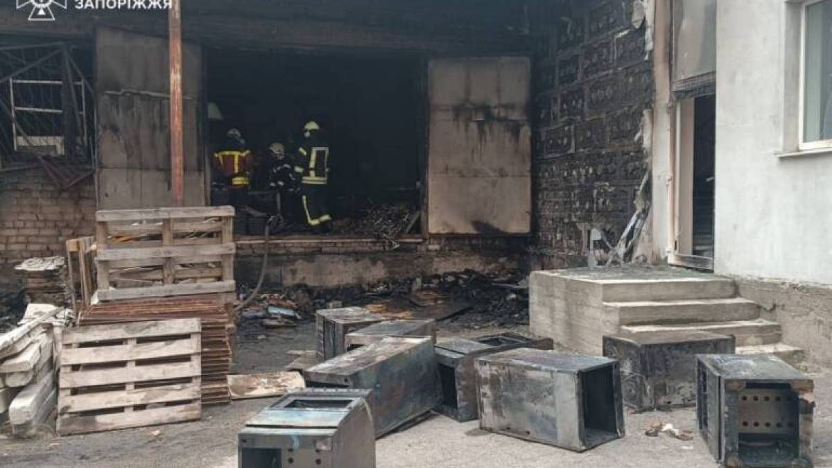 У Запоріжжі гасили пожежу у складському приміщенні