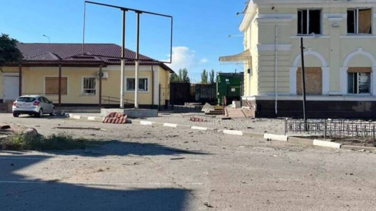 Війська рф з артилерії вдарили по залізничному вокзалу в Херсоні