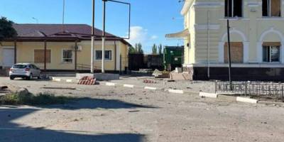 Війська рф з артилерії вдарили по залізничному вокзалу в Херсоні