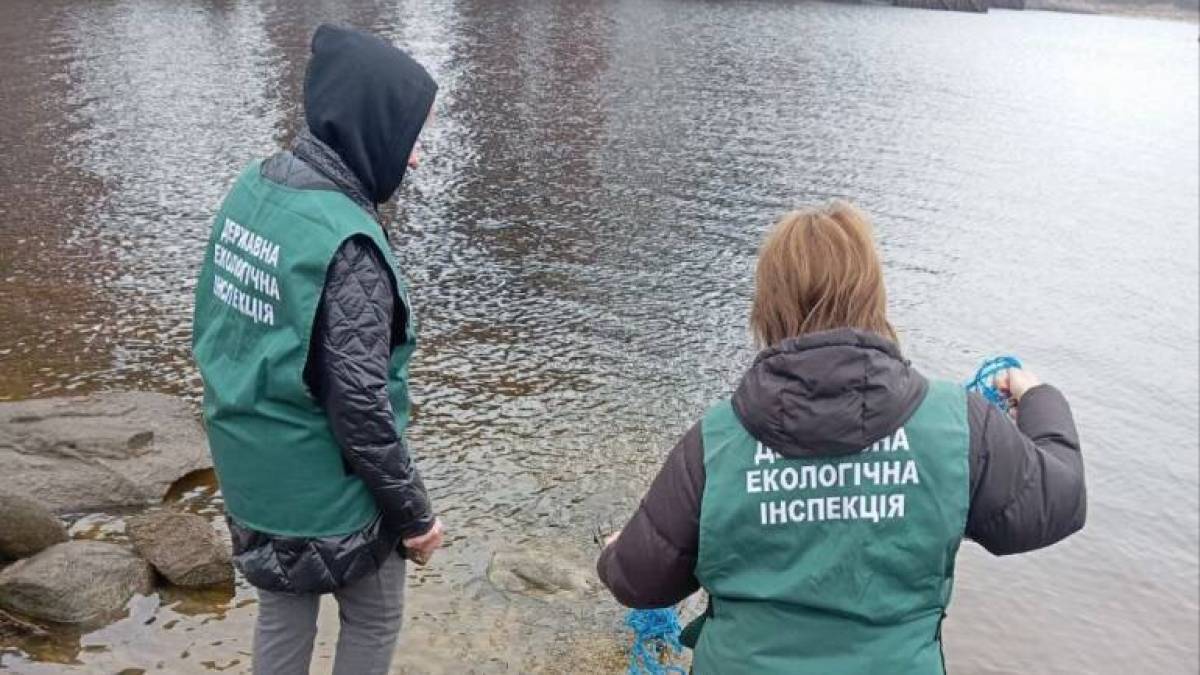 Екологи перевірили річки Дніпро та Мокра Московка на вміст нафтопродуктів