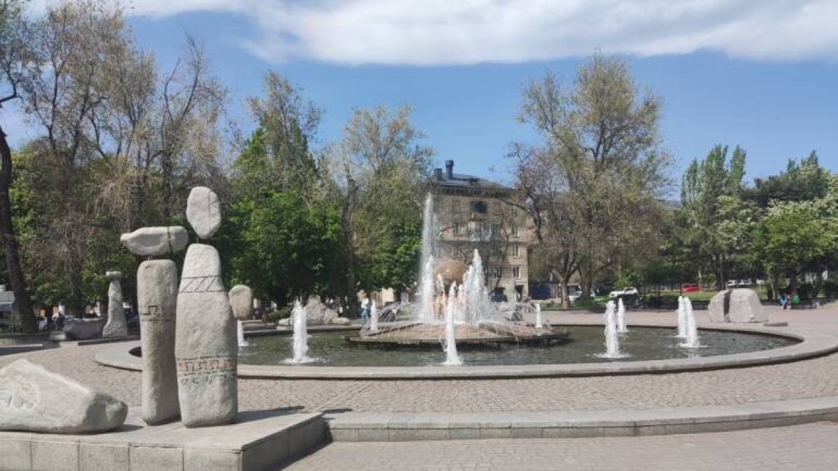 Тендер на 34 млн гривень: чому ремонт скверу на площі Митців у центрі Запоріжжі не у всіх викликає захват