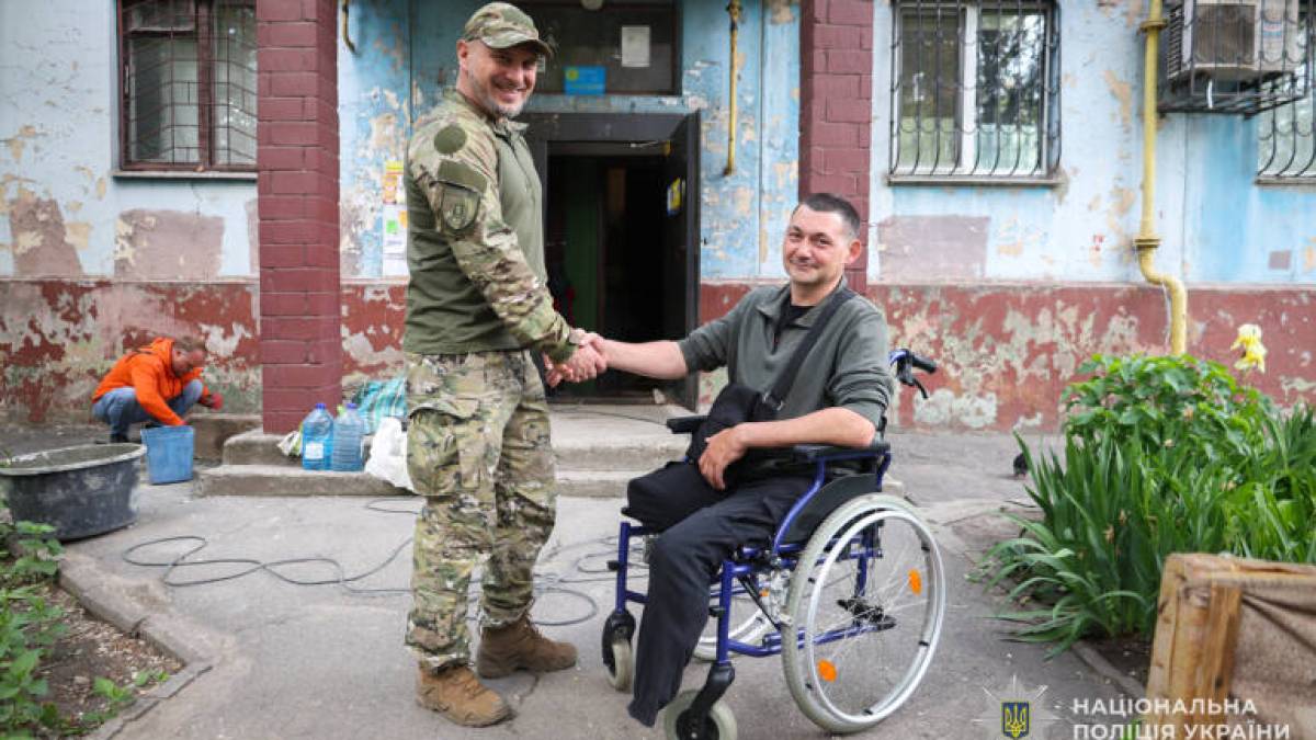 У Запоріжжі поліцейські встановили пандус у будинку, де мешкає важкопоранений боєць бригади «Лють»
