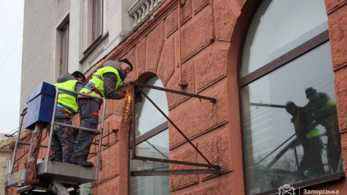 У центрі Запоріжжя прибради два рекламних борда