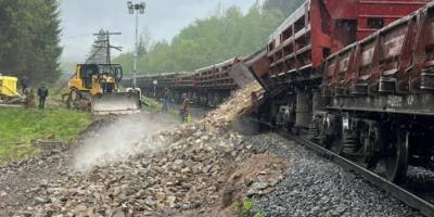 «УЗ» відновлює інфраструктуру у Карпатах, де стався провал грунту, поїзди йдуть до Ворохти