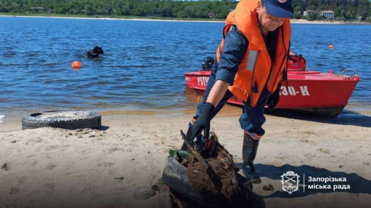 Водолази дістали з Дніпра півтонни сміття