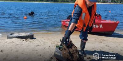 Водолази дістали з Дніпра півтонни сміття
