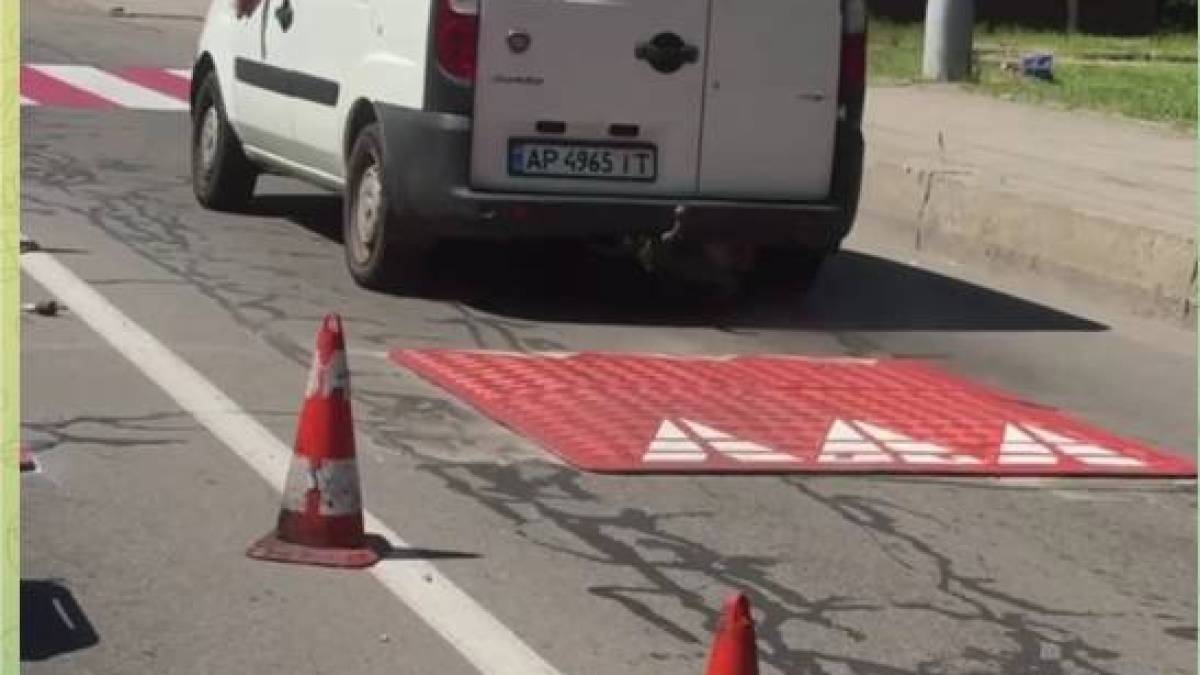 На дорозі в Запоріжжі з’явилися перші гумові «лежачі поліцейські» (фото)
