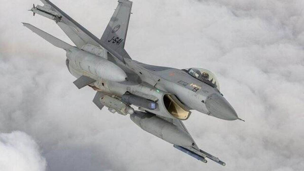 Нідерланди у понеділок відправлять останній винищувач F-16 для України