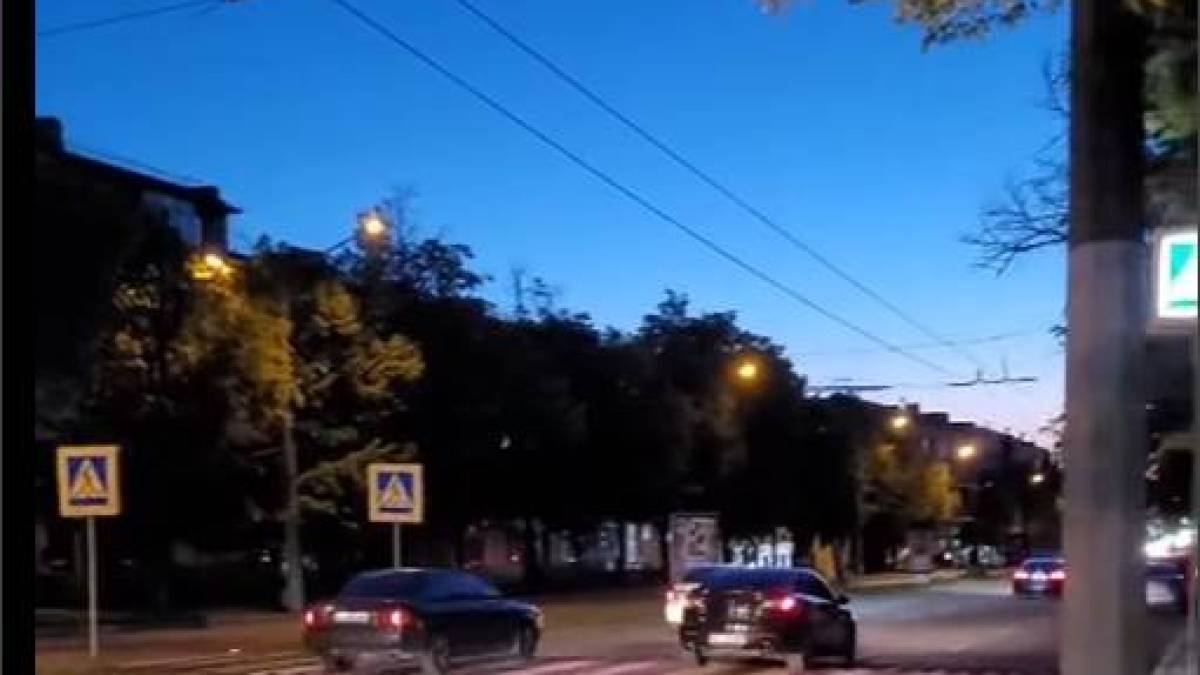 У центрі Запоріжжя облаштували пішохідний перехід, який світиться у темряві (відео)