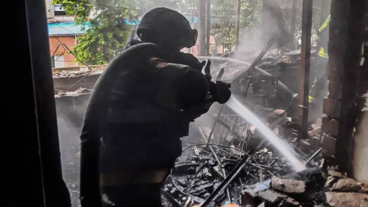 У Херсоні ліквідували пожежу після удару російського дрона по багатоповерхівці