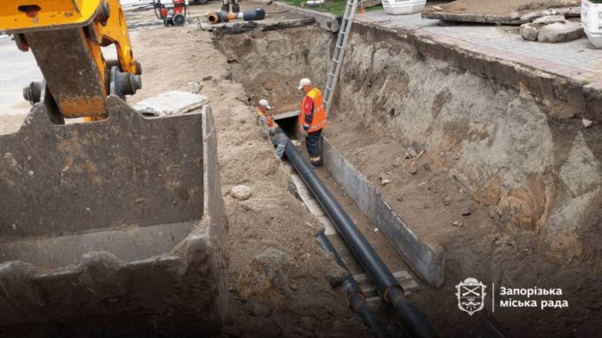 У центрі Запоріжжя демонтують старий трубопровід, якому майже 50 років (фото)