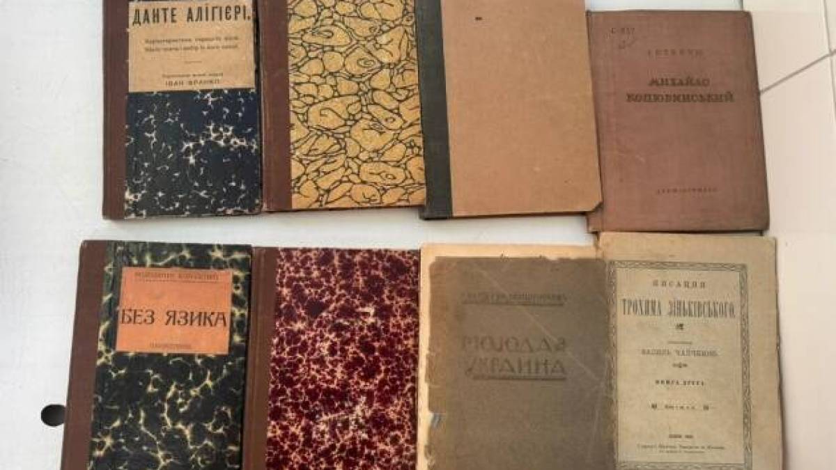 На Буковині прикордонники завадили спробі вивезти до Румунії 16-ти стародруків