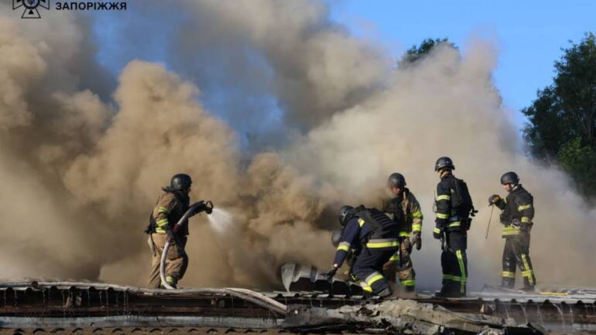 У Запоріжжі рятувальники ліквідували наслідки масованого обстрілу