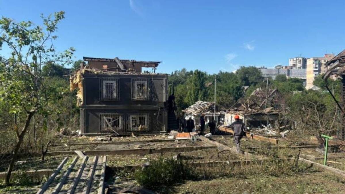 Ракетний удар та 7 ударів шахедами по Запоріжжю та району
