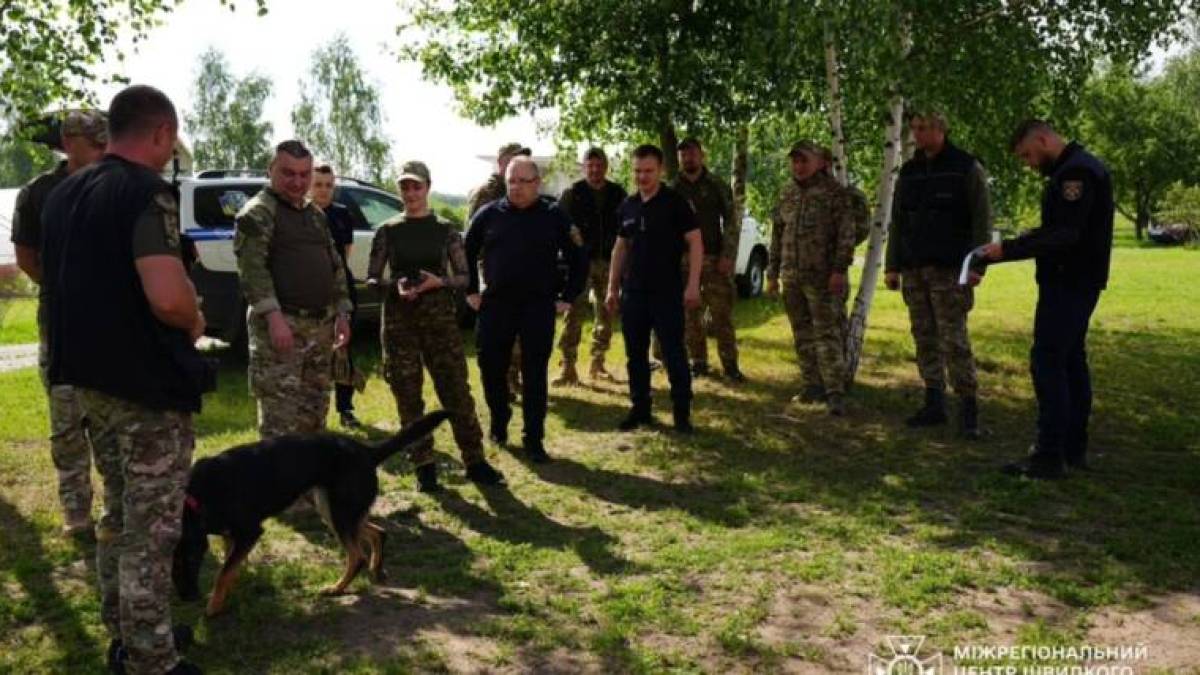 Відбувся перший випуск фахівців мінно-пошукового напряму із використанням собак