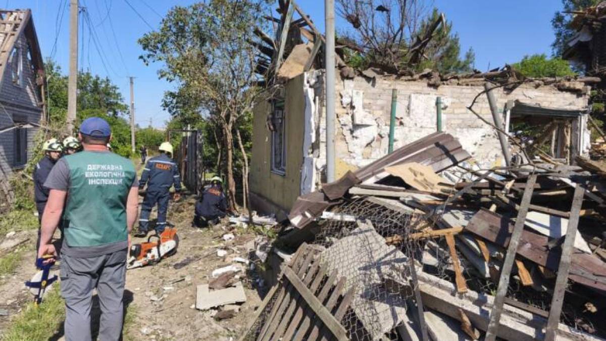 У результаті забруднення земельних ділянок відходами руйнації на площі понад 2500 м².