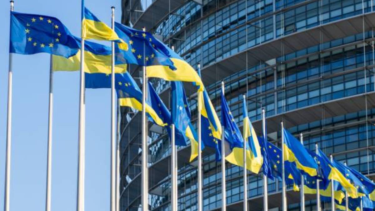 Єврокомісія планує продовжити тимчасовий захист для українців до березня 2027 року
