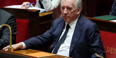 У Франції вже всьоме не змогли відправити уряд у відставку
