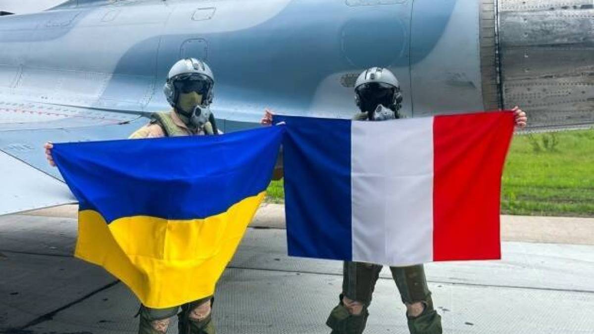 Французькі винищувачі Mirage 2000 слідували за маршрутом, який символічно представляв тризуб