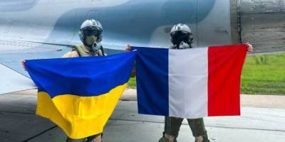 Французькі винищувачі Mirage 2000 слідували за маршрутом, який символічно представляв тризуб