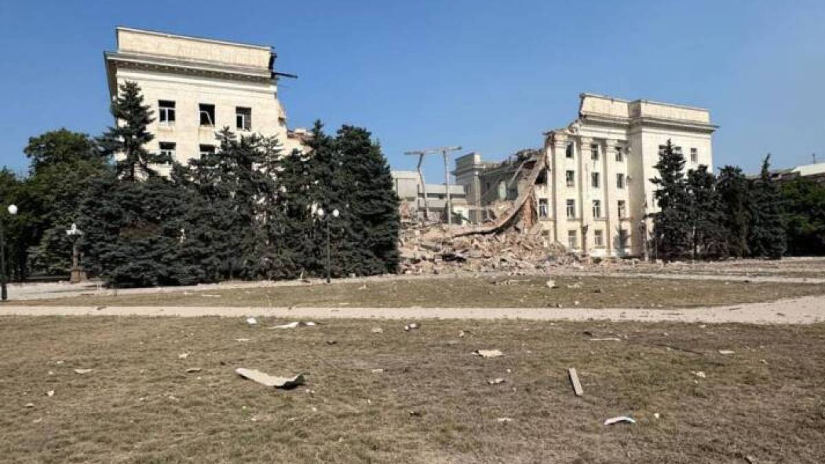 Вдарили вдруге за день: війська рф знищили будівлю Херсонської ОДА та облради