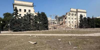 Вдарили вдруге за день: війська рф знищили будівлю Херсонської ОДА та облради