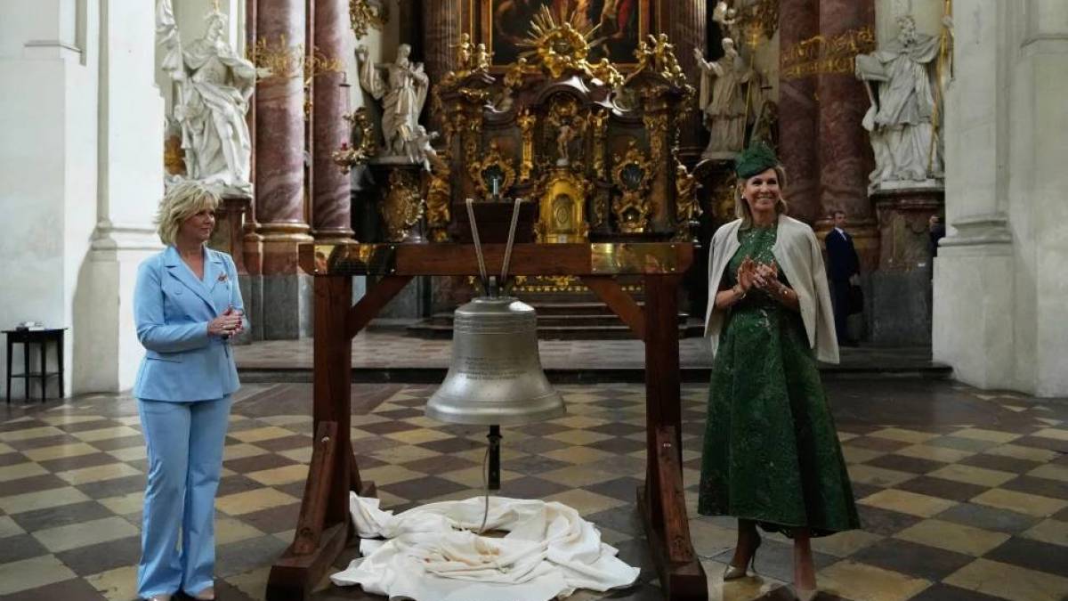 Королева Нідерландів на знак солідарності з Україною передала дзвін, виготовлений з російської зброї, церкві в Чехії (відео)