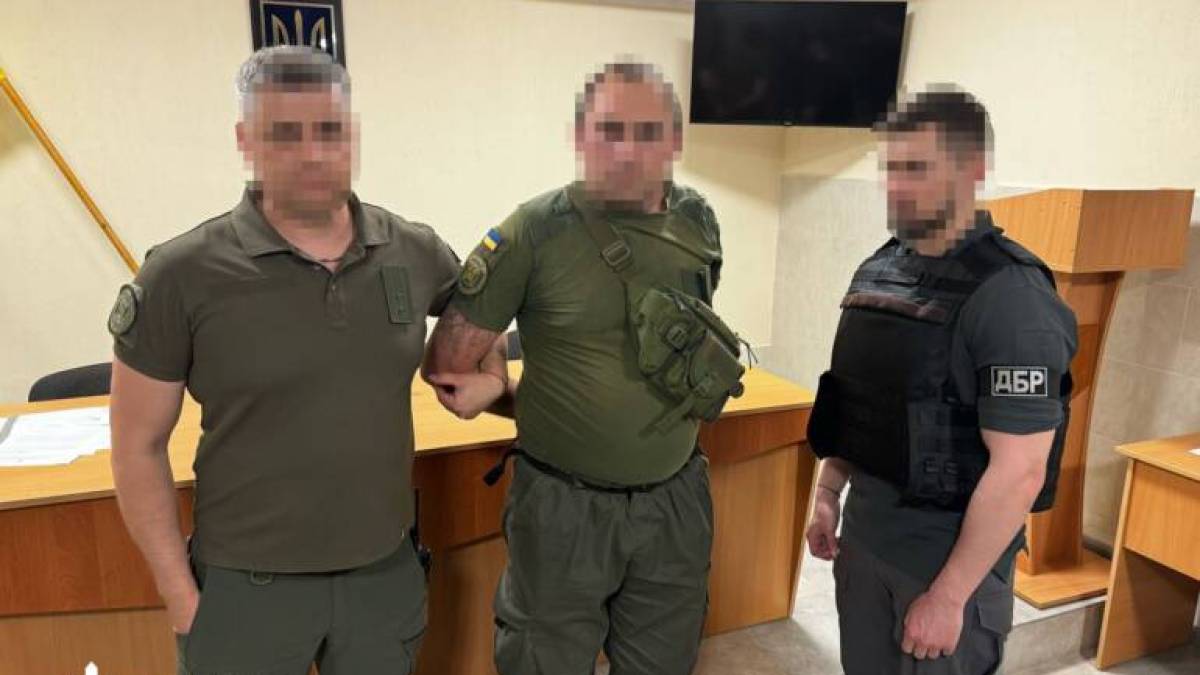 На Запоріжжі інспектор колонії доставляв засудженим наркотики та мобілки