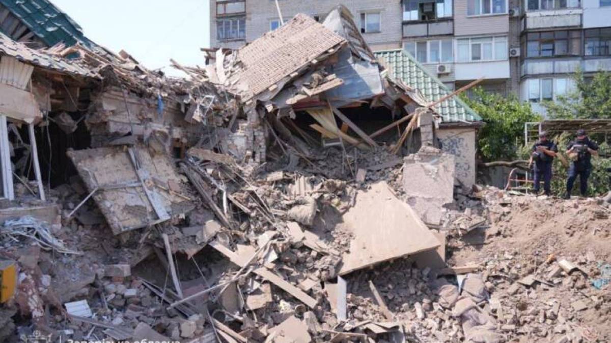 Такий вигляд має приватний сектор у одному з районів Запоріжжя після прильоту ворожої КАБ