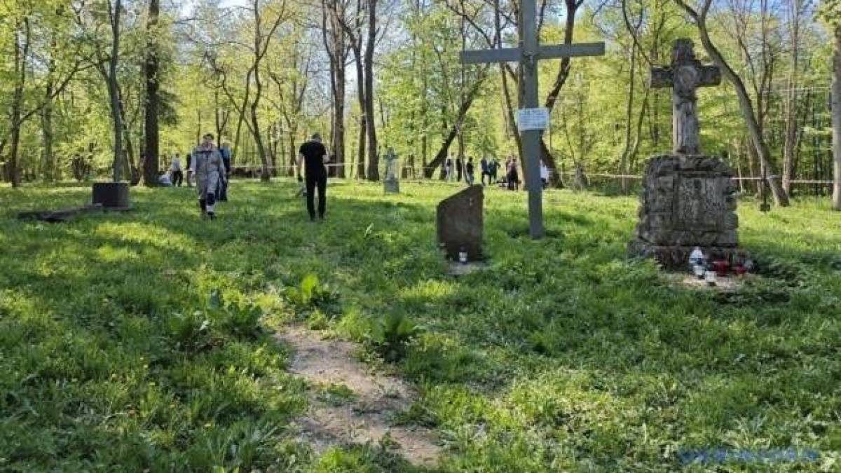 Україна не призупиняла ексгумації польських поховань — уряд Польщі спростовує фейки