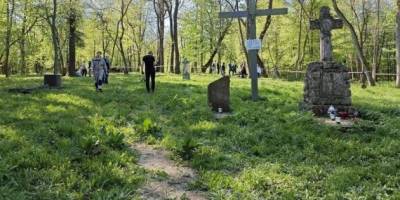 Україна не призупиняла ексгумації польських поховань — уряд Польщі спростовує фейки