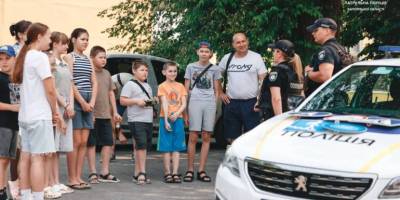 Патрульні розповідають дітям, як провести це літо безпечно