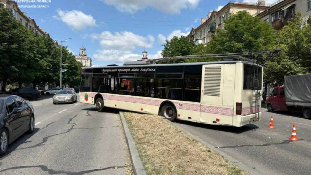 У ДТП на проспекті Соборному за участю тролейбуса постраждала 61-річна жінка