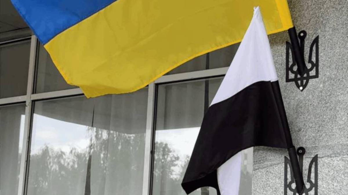 На адмінбудівлях Запоріжжя зʼявилися чорно-білі прапори