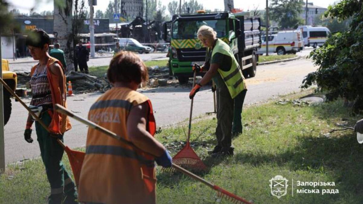 У Запоріжжі триває ліквідація наслідків нічної атаки дронами