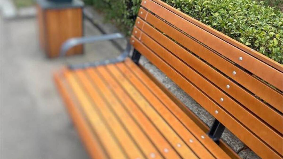 У центрі Запоріжжя вандали зіпсували нові лави