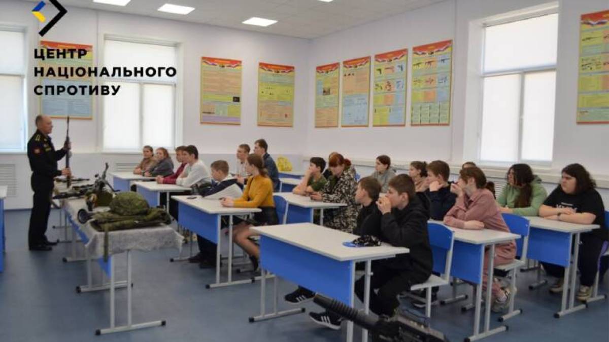 Окупанти вербують випускників до армії рф
