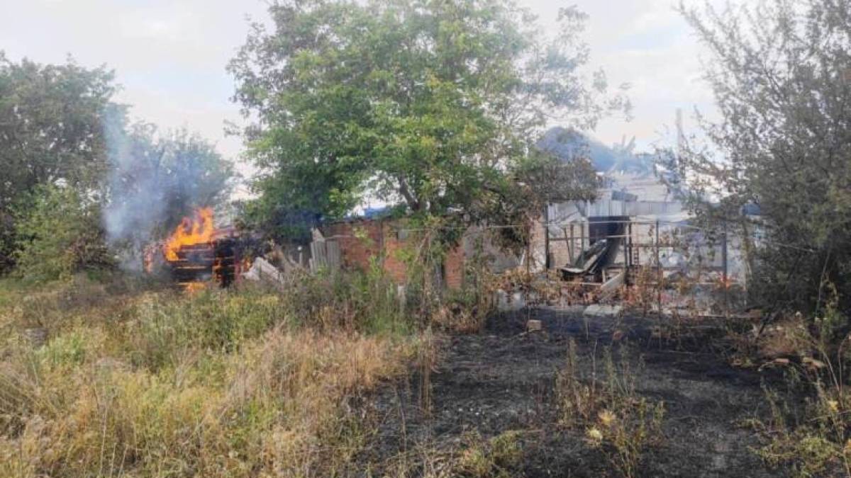 Внаслідок ворожих обстрілів у Пологівському районі горіли будинки, магазин, ангари та господарські споруди