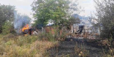 Внаслідок ворожих обстрілів у Пологівському районі горіли будинки, магазин, ангари та господарські споруди