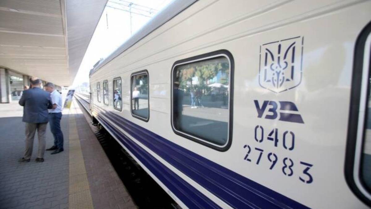 «Укрзалізниця» призначила чотири додаткові «літні» потяги