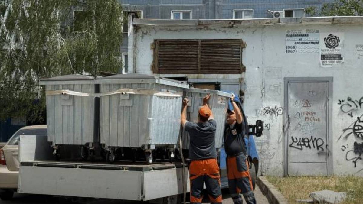 У Запоріжжі замінюють сміттєві контейнери