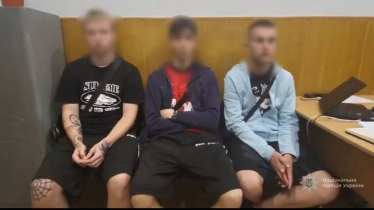 У Запоріжжі затримали хуліганів, які пошкодили державні прапори (відео)