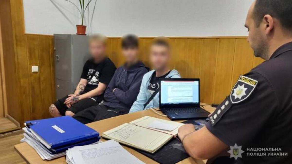 Встановлено осіб, які вчора пошкодили державні прапори у Запоріжжі (ВІДЕО)