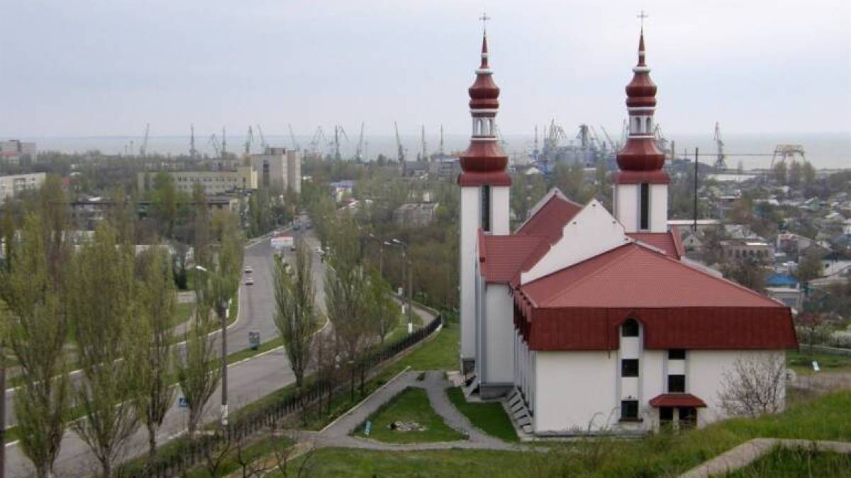 Окупанти в Бердянську хочуть поселити “спеціалістів” з рф у католицькому соборі