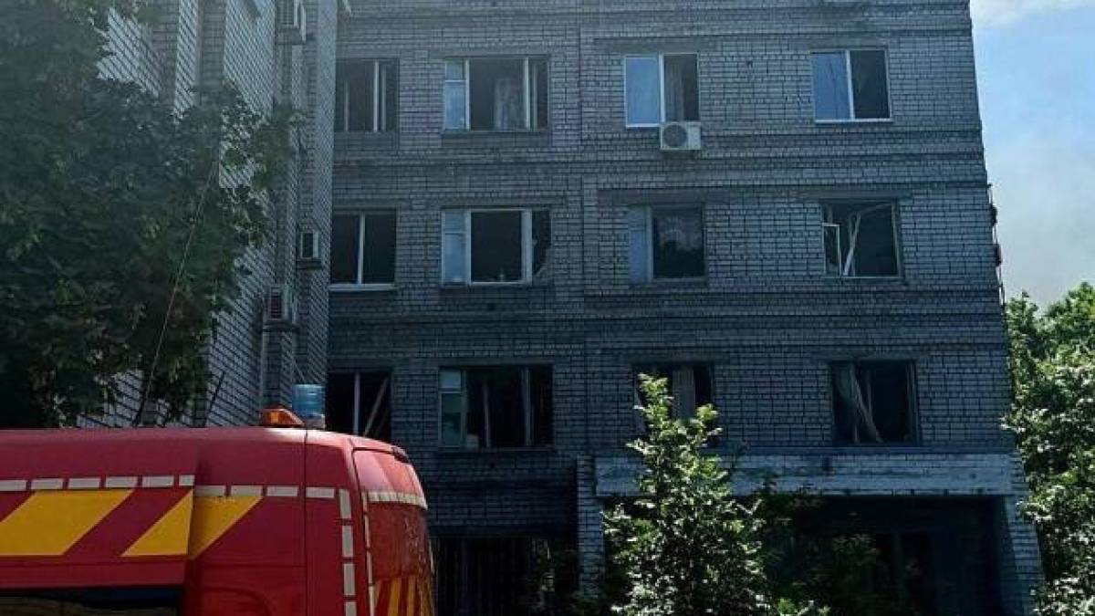 Ракетний обстріл Дніпра: є загиблий, пошкоджені школи, дитсадки і лікарні