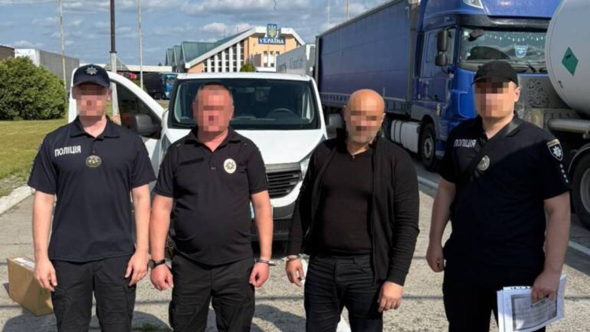 Німеччина видала Україні двох осіб, яких підозрюють у збуті фальшивих доларів