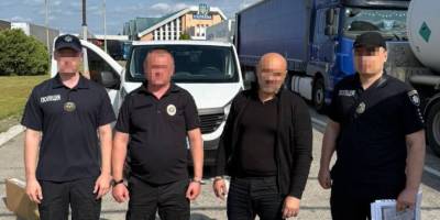 Німеччина видала Україні двох осіб, яких підозрюють у збуті фальшивих доларів