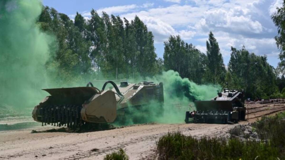 «Легенда» і «Змій»: в Україні випробували техніку для розмінування