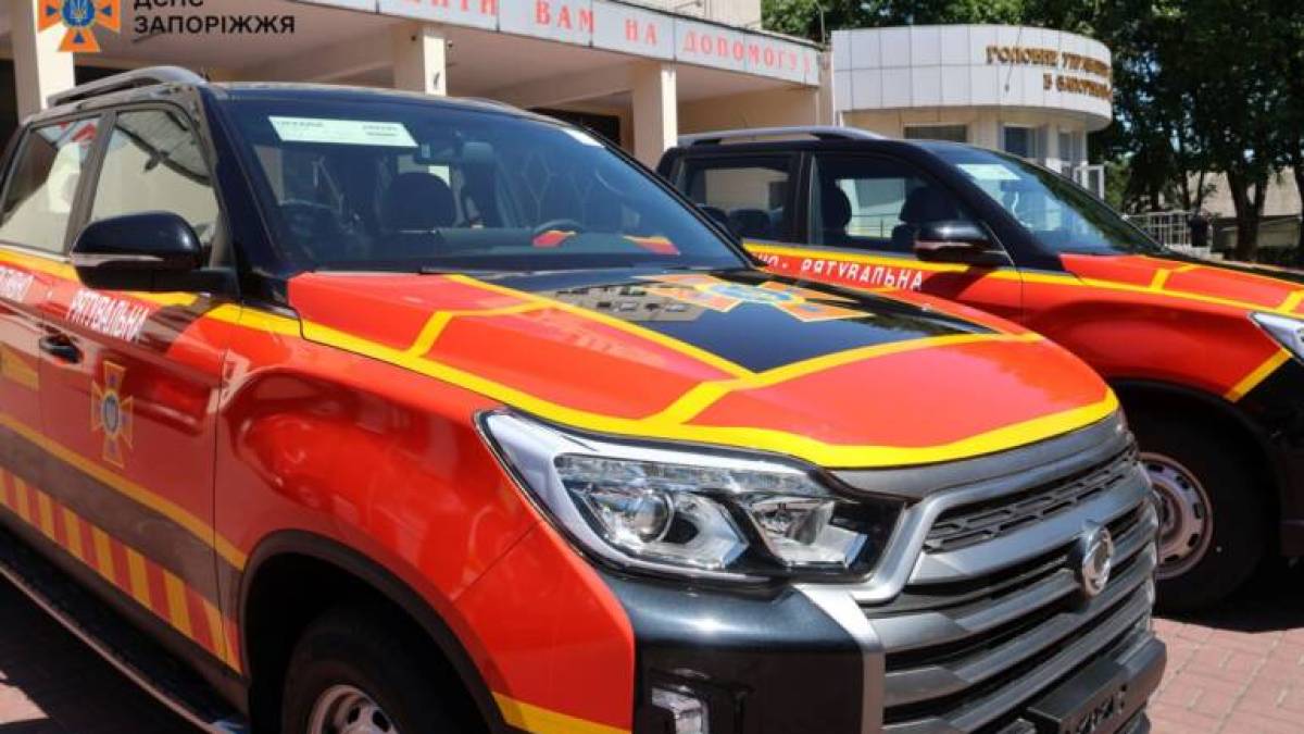 Запорізькі офіцери-рятувальники отримали нові службові авто для підсилення безпеки в громадах
